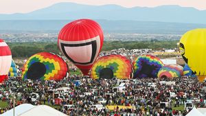 See the mass ascension of balloons at Albuquerque International Balloon Fiesta, 2010
